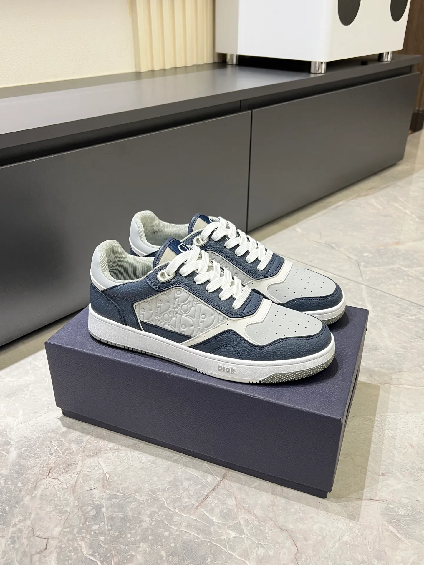 Men's shoes 💰p400 "Dio*" mid-top B27 casual sneakers. This B27 high-top sneaker is a new product in the series and continues Di*r's classic style. Crafted from gray and white smooth calf leather with beige and black Oblique print panels on the sides. The "CD Icon" shaped shoelace eyelets are clever and delicate, and the two-color rubber sole, rear collar and heel are all equipped with the brand's iconic details to enhance the style. Oblique printed straps at the ankle allow for an adjustable fit to complement the overall design. Fashionable and versatile, it can complement any look. Create an exquisite design with unique dynamic vitality and modern atmosphere, presented in low-top and high-top styles. This new must-have shoe adds a new dimension to Dior's archive heritage, embodying modern elegance. Purchase the original version and make it 1:1. If you need top quality, please come to me! Male 38-44!